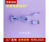 白色小音箱和路由器的完美組合 打造極簡(jiǎn)桌面美學(xué)